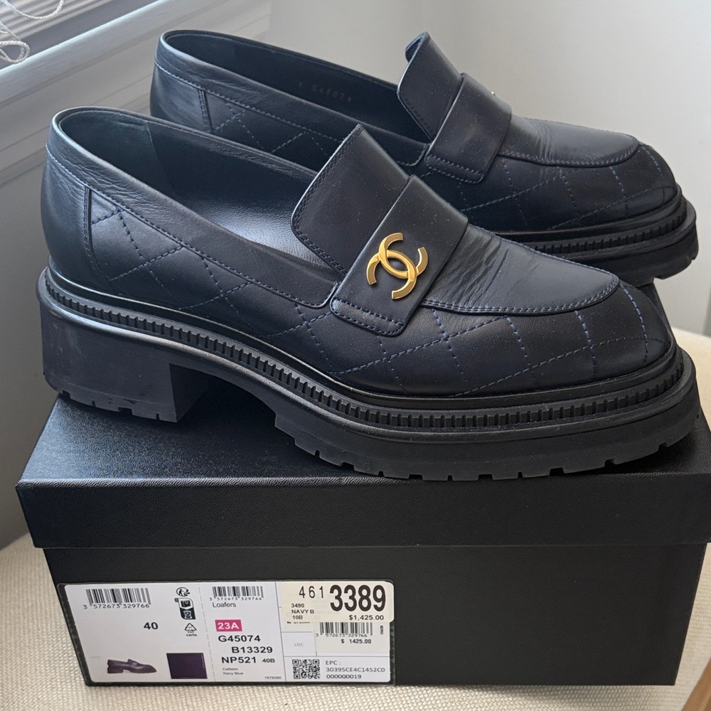 CHANEL Quilted navy blue platform  Loafers with Gold cc logo size 40